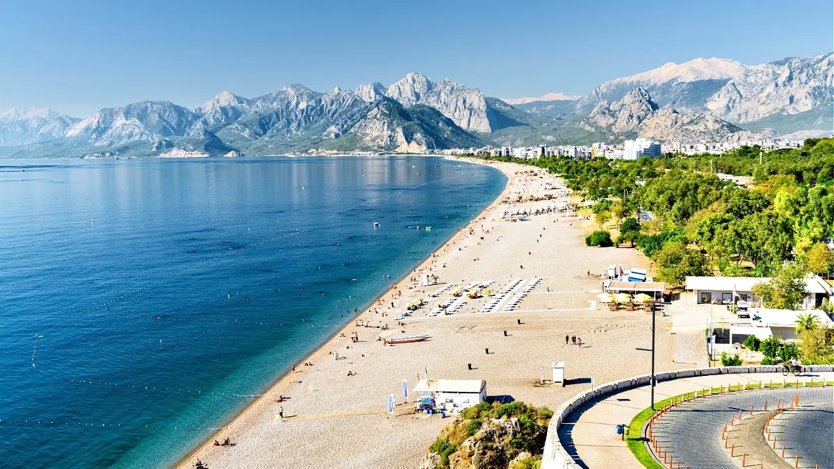 Konyaaltı Plajı Rehberi: Antalya’da Denize Sıfır Tatil