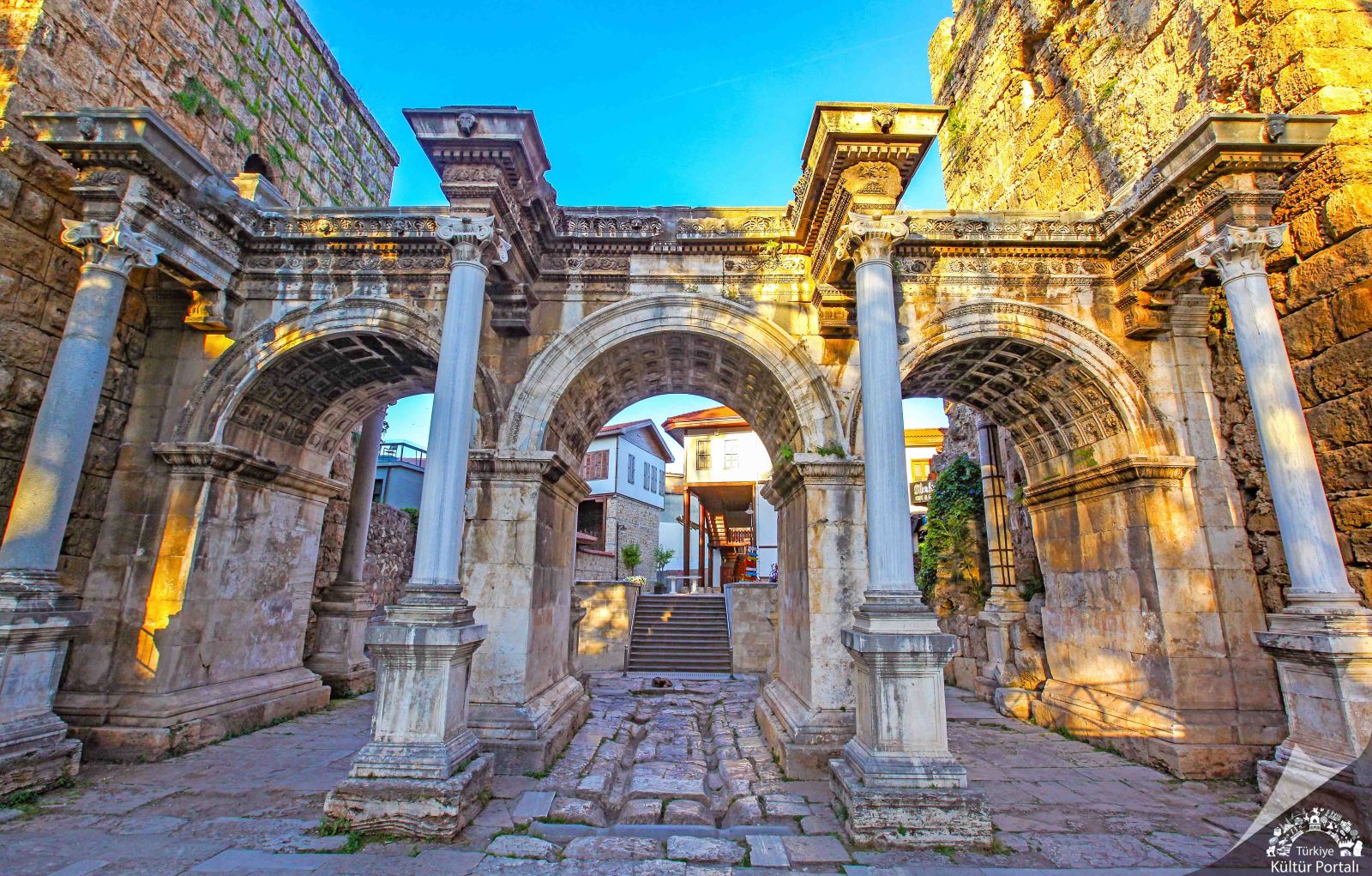 Antalya Tarihi Gezi Rehberi: Kaleiçi, Hadrian Kapısı ve Yat Limanı